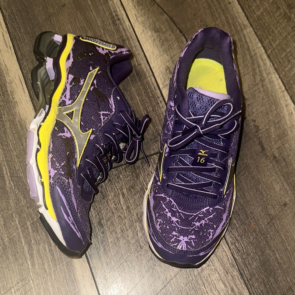 Mizuno Women's Purple Running Shoes